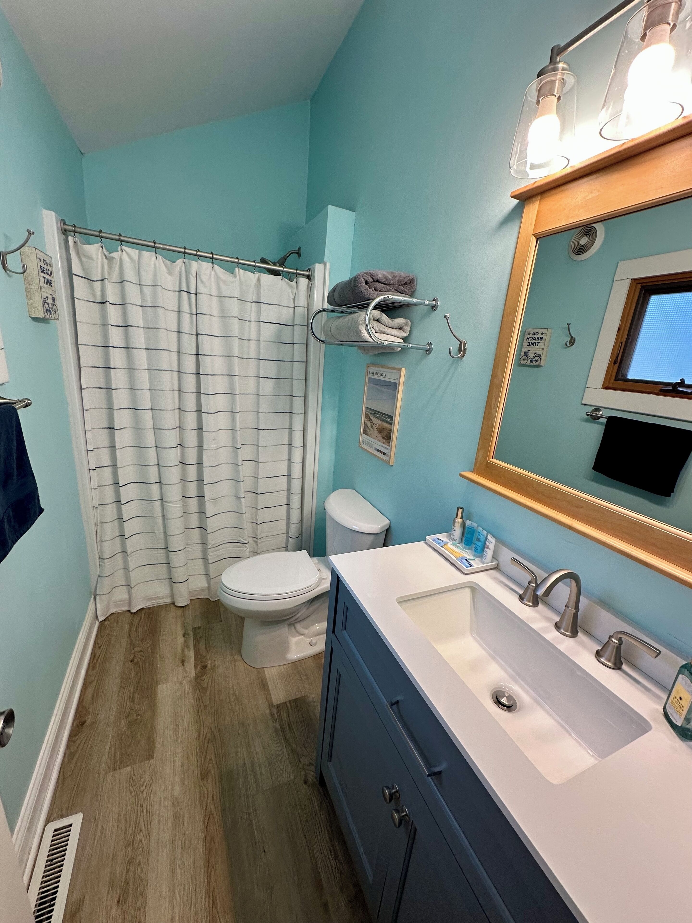 Douche, sèche-cheveux, serviettes fournies, savon