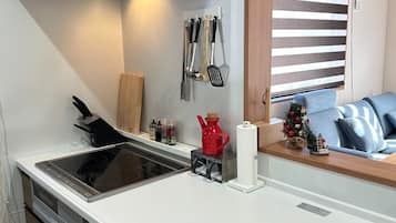 Fridge, microwave, stovetop, cookware/dishes/utensils