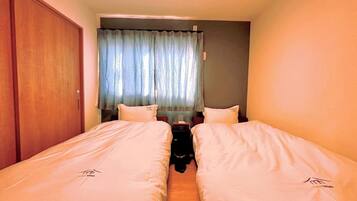 5 bedrooms, desk, iron/ironing board, free WiFi
