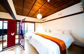 3 bedrooms, desk, free WiFi, bed sheets - This charming renovated traditional Japanese house villa in Ikuho Awaji City is available for re -  A whole house villa that has been renovated with a good atmosphere in Ikuho Awaji City / Awaji Hyōgo (Awaji)