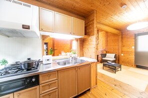 Kühlschrank, Mikrowelle, Herdplatte, Kochgeschirr/Geschirr/Besteck