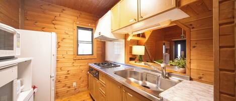 Kjøleskap, mikrobølgeovn, kokeplater og kjøkkenutstyr