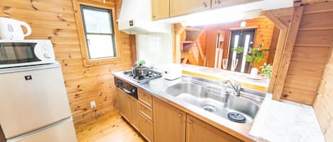 Refrigerador, microondas, parrilla de estufa y utensilios de cocina