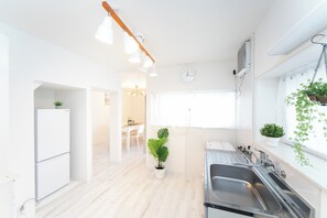 Kühlschrank, Mikrowelle, Herdplatte, Kochgeschirr/Geschirr/Besteck