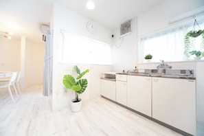 Geladeira, micro-ondas, cooktop, talheres/pratos/utensílios de cozinha