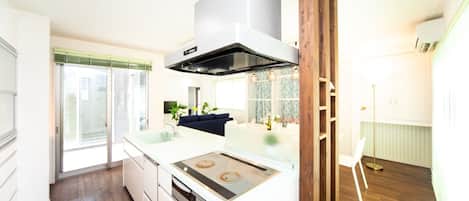 Refrigerador, microondas, parrilla de estufa y utensilios de cocina