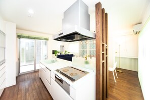 Réfrigérateur, micro-ondes, plaque de cuisson