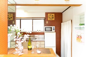 Frigorífico, microondas y utensilios de cocina