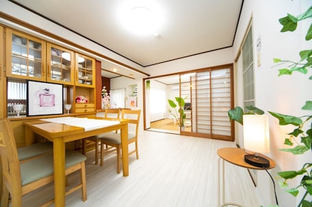 Dining. Free parking available Private villa in Higashiomi City Shiga Prefecture accommodating up to 12 - Higashiomi Shiga Prefecture / Higashiomi Shiga