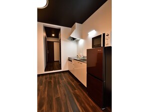 Kühlschrank, Mikrowelle, Herdplatte, Kochgeschirr/Geschirr/Besteck