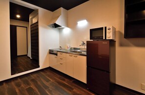 冰箱、微波炉、炉灶、厨具/餐具