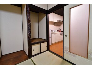 Kühlschrank, Mikrowelle, Herdplatte, Kochgeschirr/Geschirr/Besteck