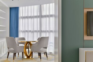 Executive Suite | Desk, free WiFi - Wuhu Suning Universal Hotel (Wuhu)