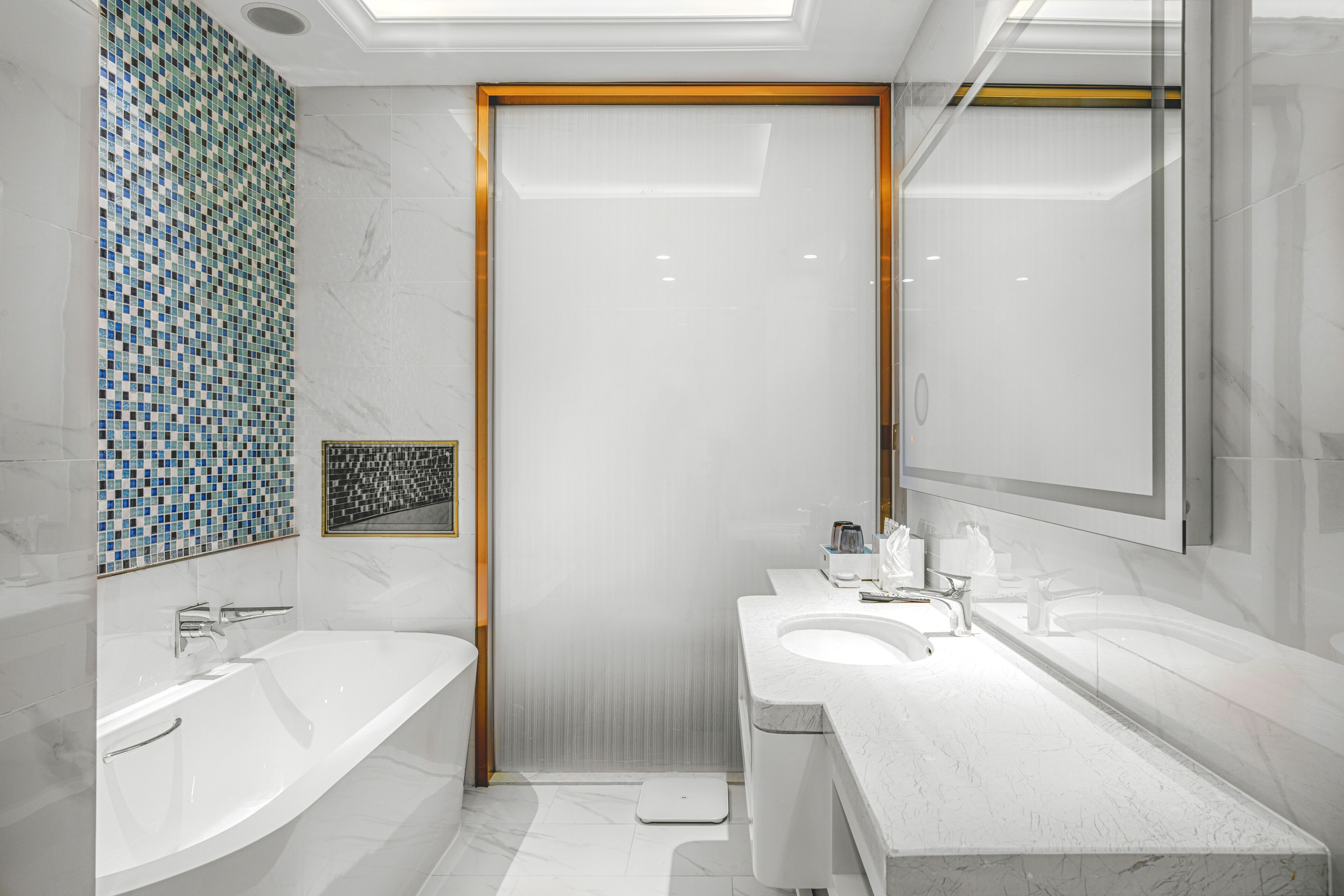 Une salle de bain moderne avec un grand miroir, deux lavabos et un espace douche.