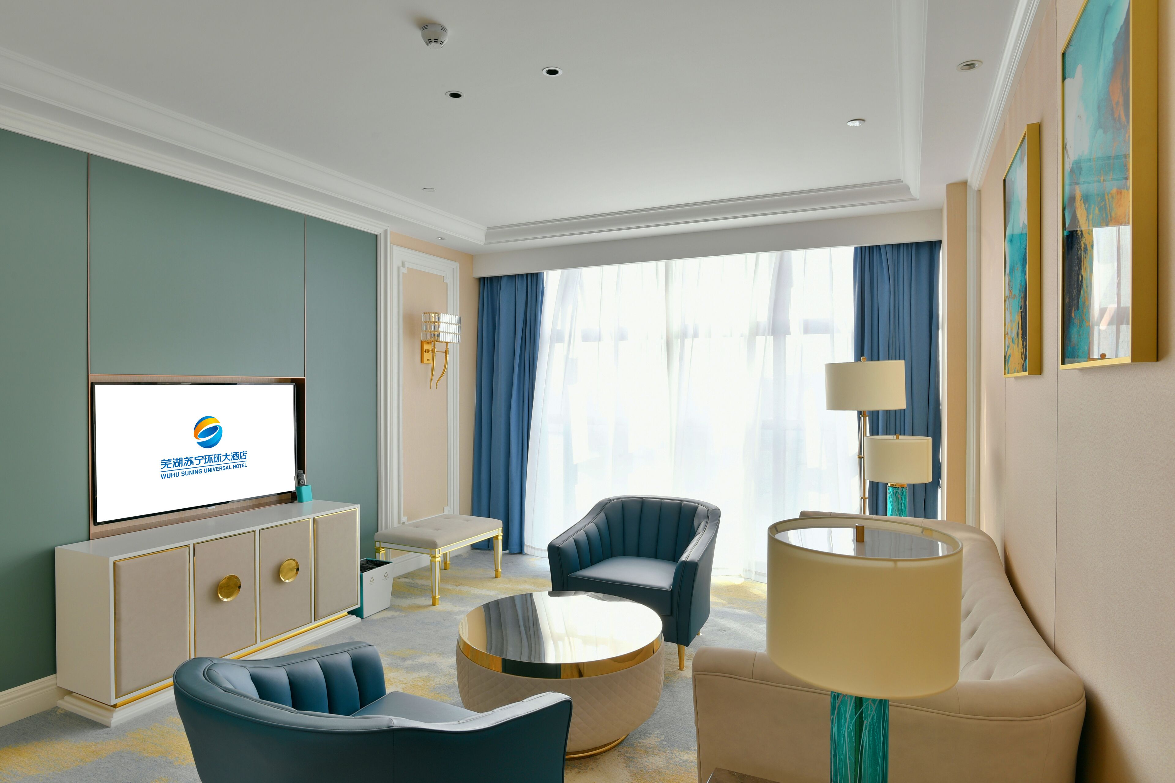 Executive Suite | Desk, free WiFi
