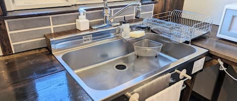 Réfrigérateur, four à micro-ondes, surface de cuisson