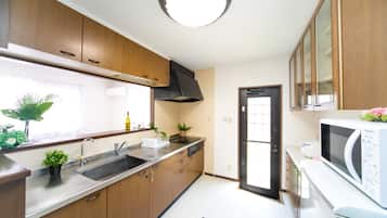 Jääkaappi, mikroaaltouuni, liesi, keittoastiat/astiat/ruokailuvälineet