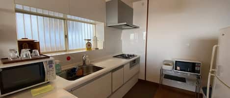 Fridge, microwave, stovetop, cookware/dishes/utensils