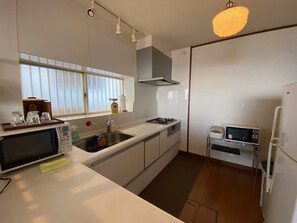 Een koelkast, een microgolfoven, een kookplaat