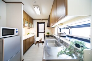 Jääkaappi, mikroaaltouuni, liesi, keittoastiat/astiat/ruokailuvälineet