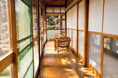 Outdoor dining. A 10minute walk from Ryuo Station Kashi no Ie w - oak house / Kai Yamanashi