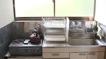 Frigorífico, microondas, placa de cocina y utensilios de cocina