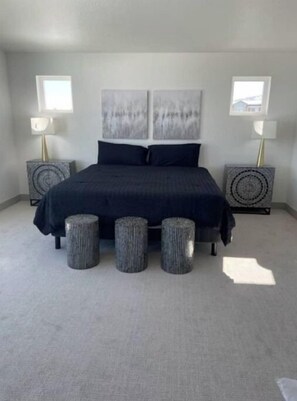 5 bedrooms, desk, WiFi, bed sheets