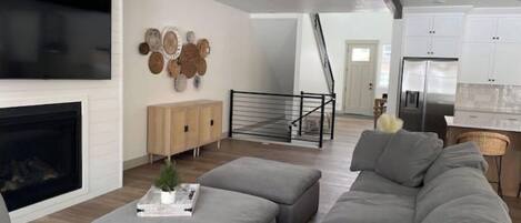 Télévision, cheminée, baby-foot, table de tennis de table