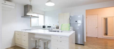Fridge, microwave, stovetop, cookware/dishes/utensils