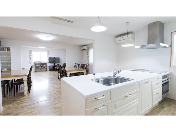 ثلاجة، ميكروويف، موقد طهي مسطح، مستلزمات طهي/أطباق/أوعية