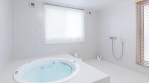Séchoir à cheveux, serviettes fournies