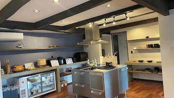 Geladeira, micro-ondas, cooktop, talheres/pratos/utensílios de cozinha