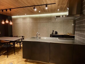 Fridge, microwave, cookware/dishes/utensils - Kyushus largest and most luxurious private hotel  / Fukuoka Fukuoka (Fukuoka)