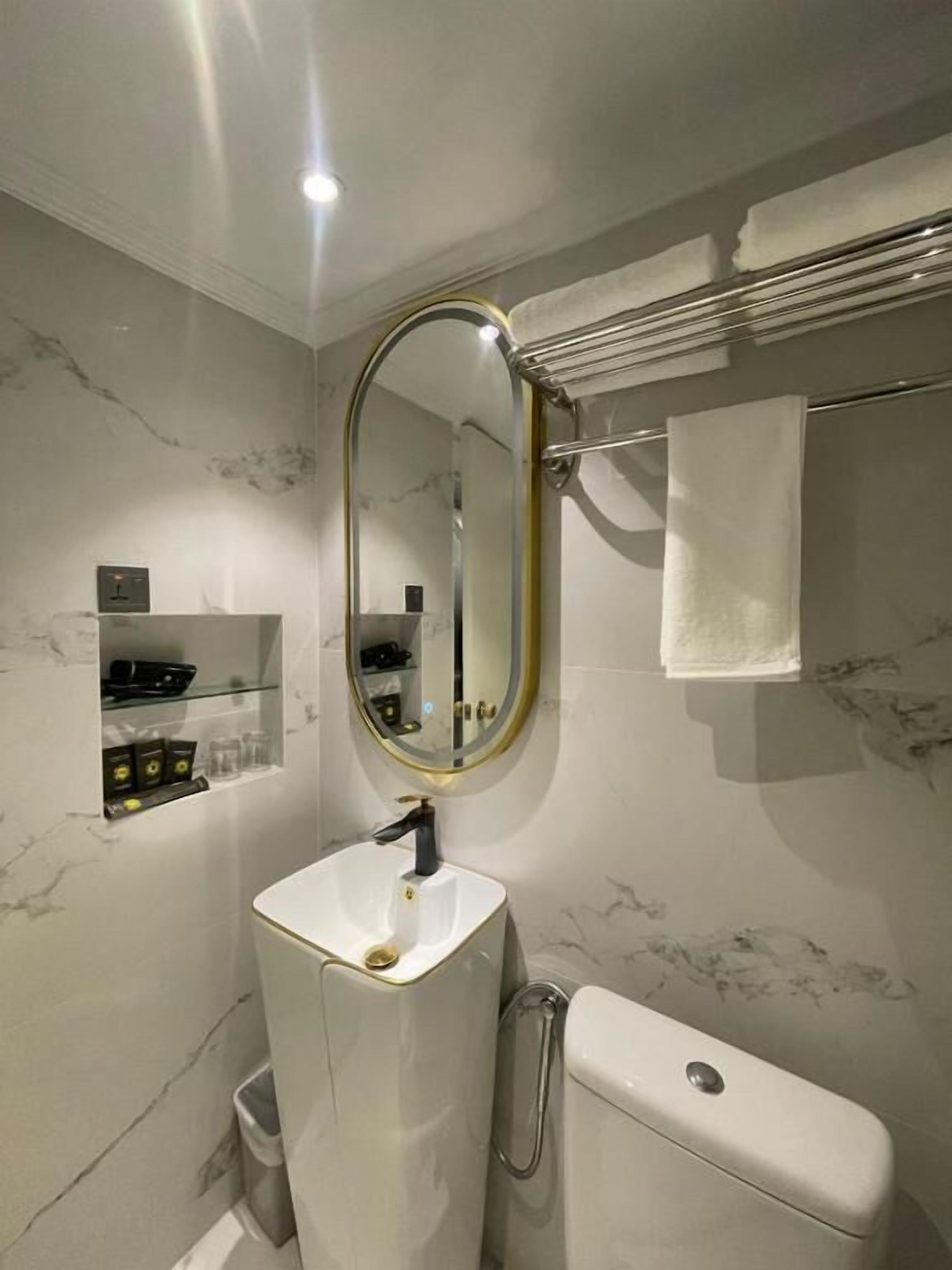 Sèche-cheveux, chaussons, serviettes fournies