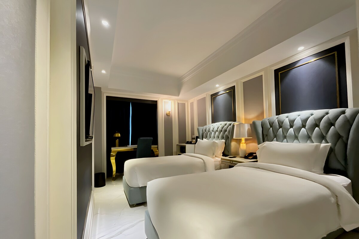 Escape Standard Twin | Premium bedding, in-room safe, desk, soundproofing