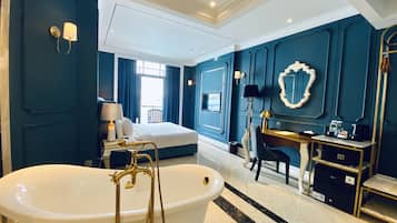 Suite romántica | 1 dormitorio, ropa de cama de alta calidad, caja fuerte y escritorio