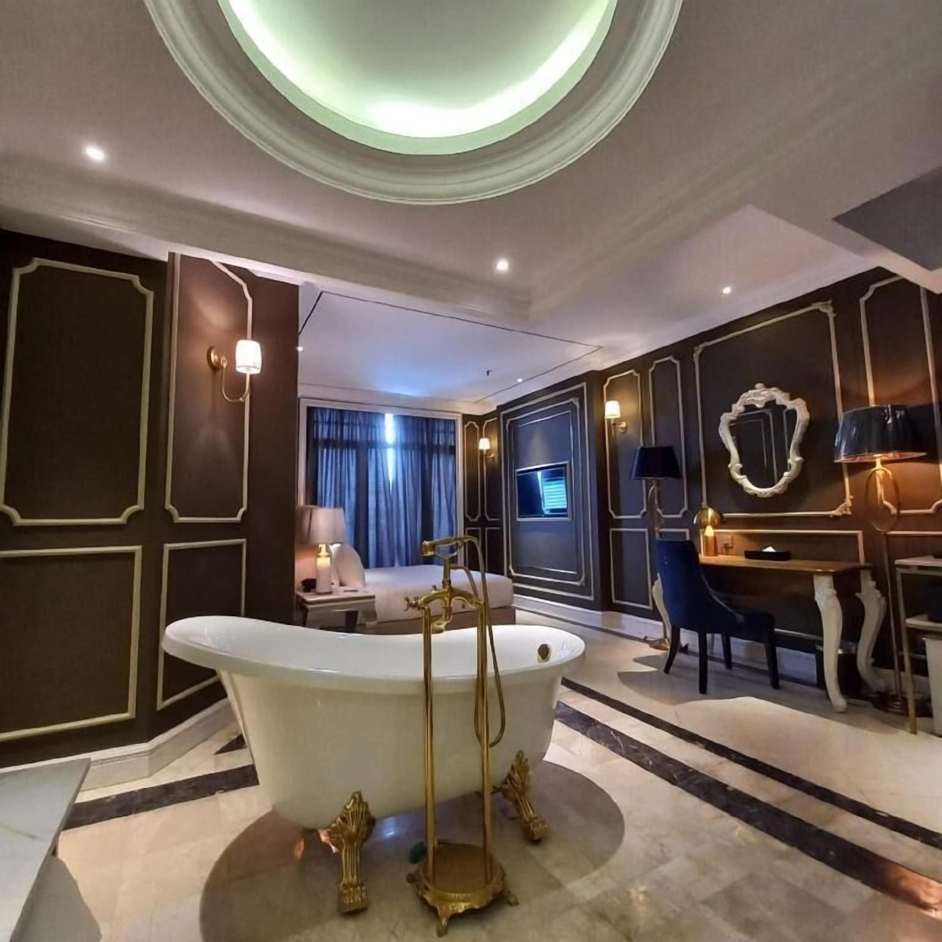 Bộ đồ giường cao cấp, két bảo mật tại phòng, bàn, phòng cách âm 