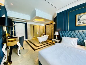 Romantische suite | Luxe beddengoed, een kluis op de kamer, een bureau, geluiddichte muren