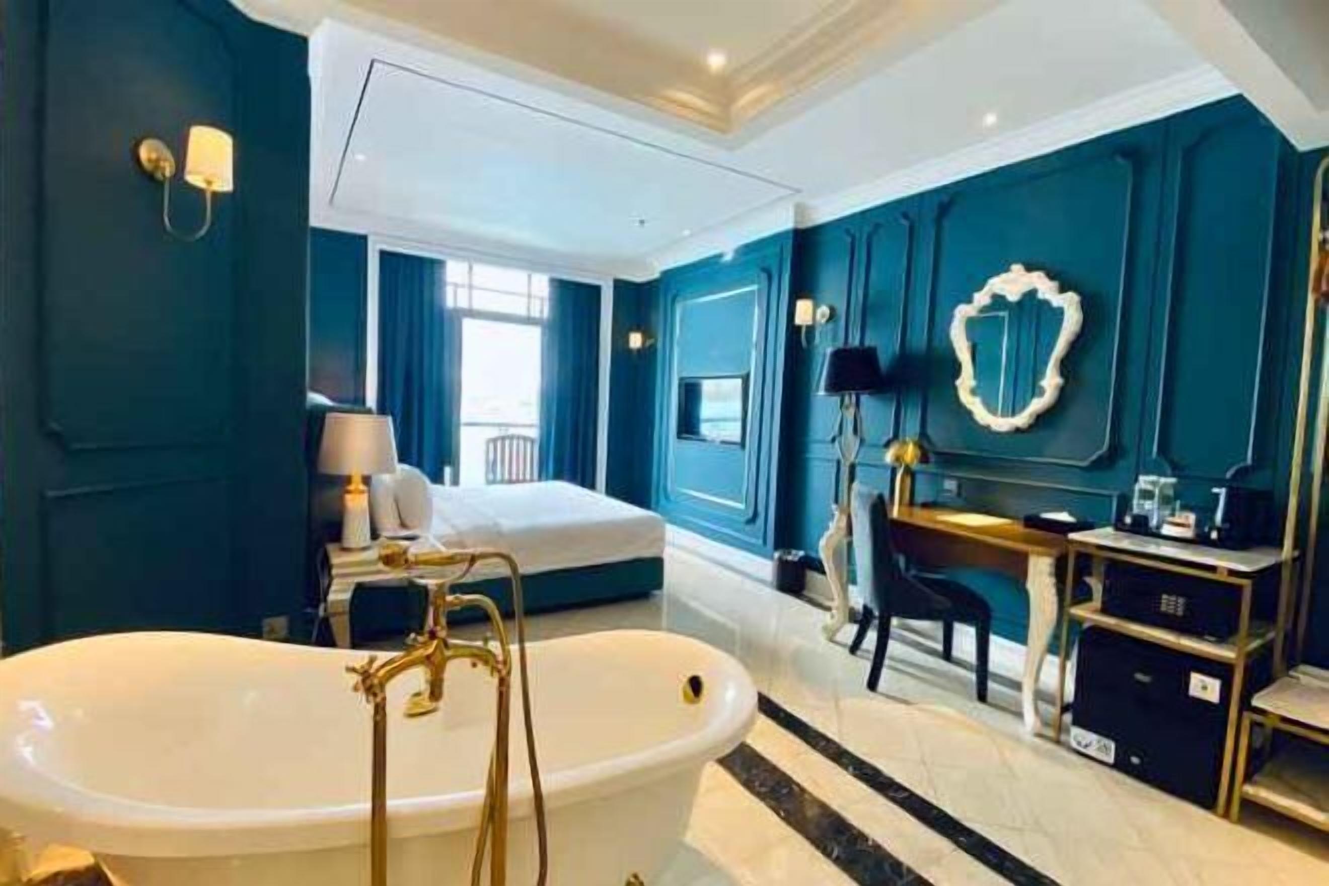 Peralatan tempat tidur premium, peti besi dalam bilik, meja 