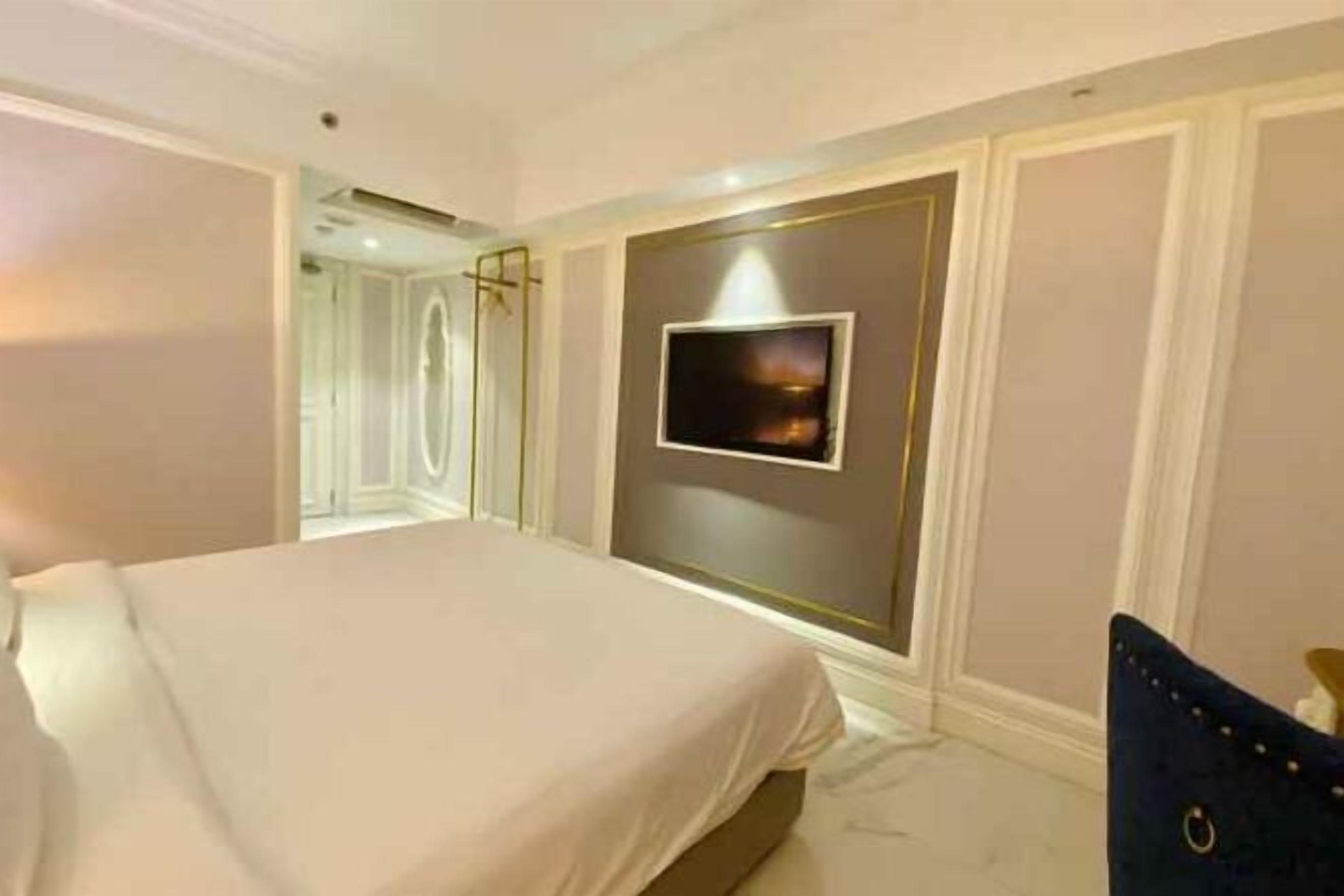 Premium bedding, in-room safe, desk, soundproofing