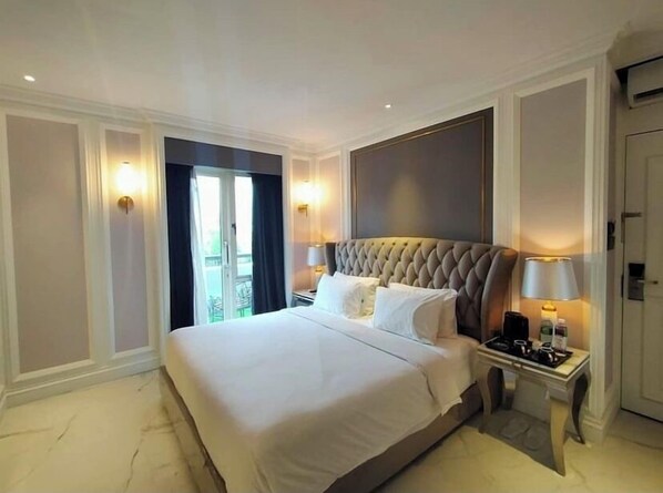 Luxe beddengoed, een kluis op de kamer, een bureau, geluiddichte muren