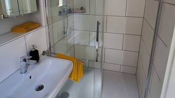 Haartrockner, Handtücher, Seife, Shampoo