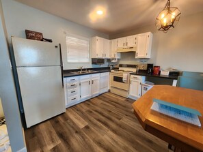 冰箱、微波炉、烤箱、炉灶