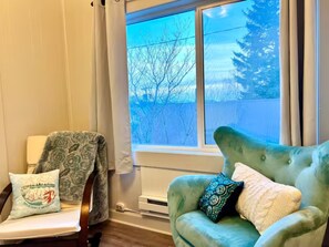 TV - Marathon Historic Apartments- Bayview - Heart of downtown -Charming 1 bedroom (Seward)