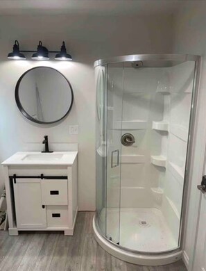 Shower, hair dryer, towels - Marathon Historic Apartments- Bayview - Heart of downtown -Charming 1 bedroom (Seward)