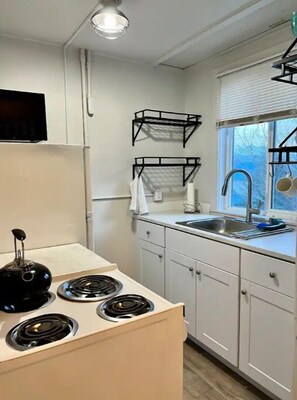 Kjøleskap, mikrobølgeovn, ovn og kokeplater