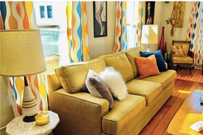 TV - Retro & Modern Downtown w/ Deck, Fire Pit, Pac Man (Moline)