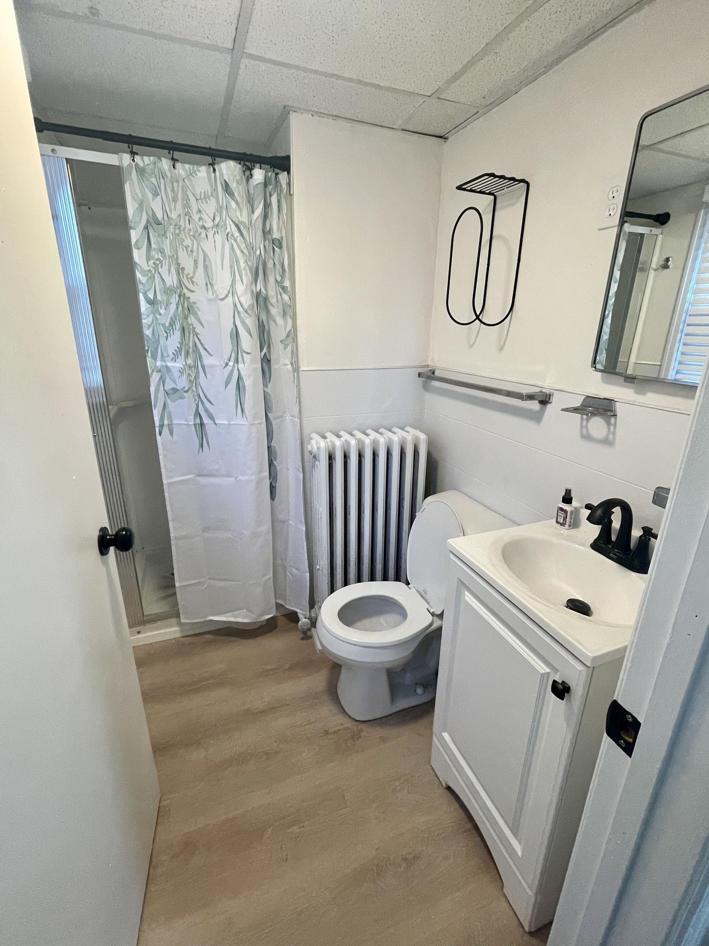 Håndklær, såpe, sjampo og toalettpapir