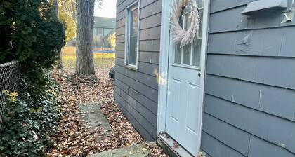 Falcon’s Corner Retreat; cozy ground floor apt