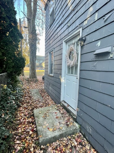 Falcon’s Corner Retreat; cozy ground floor apt